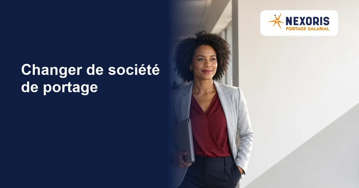 Consultante tenant un ordinateur portable dans un bureau, illustrant le changement de société de portage salarial.