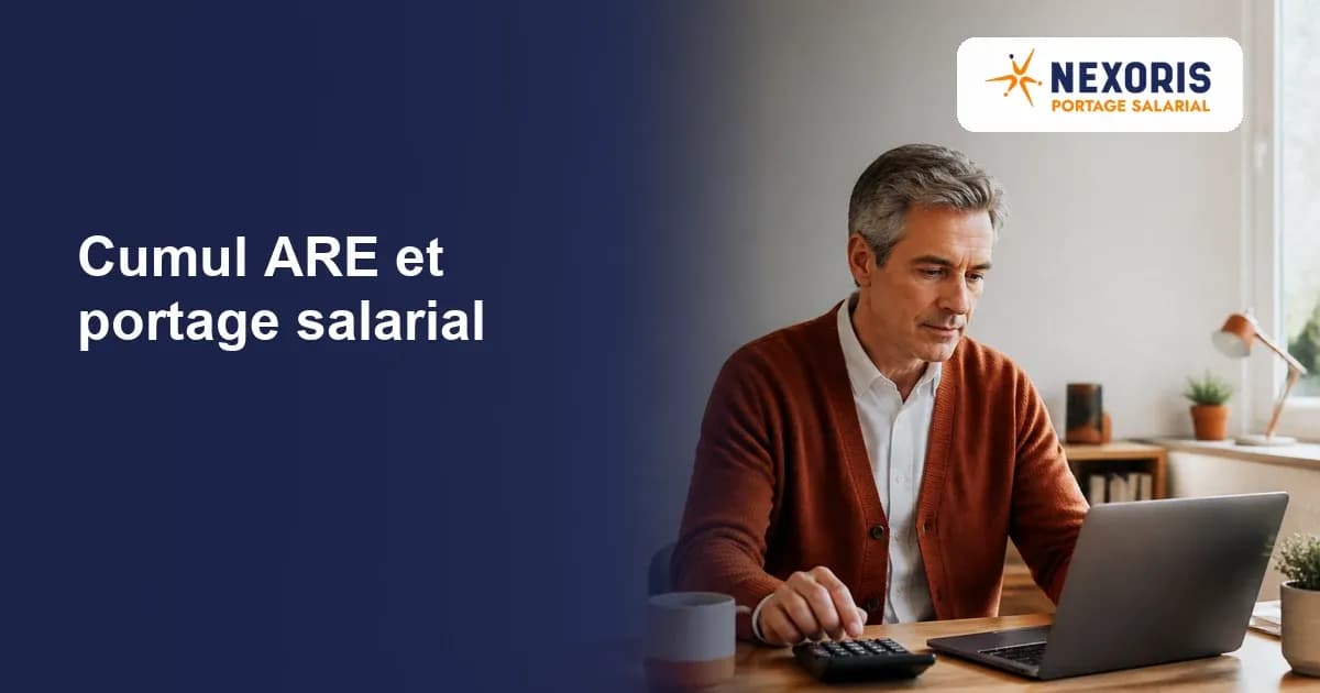Consultant réalisant une simulation du cumul ARE et portage salarial sur ordinateur.