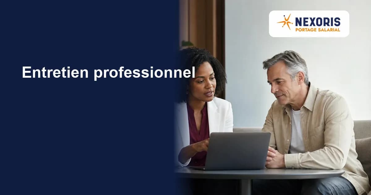 Deux professionnels échangent autour d’un ordinateur lors d’un entretien professionnel.