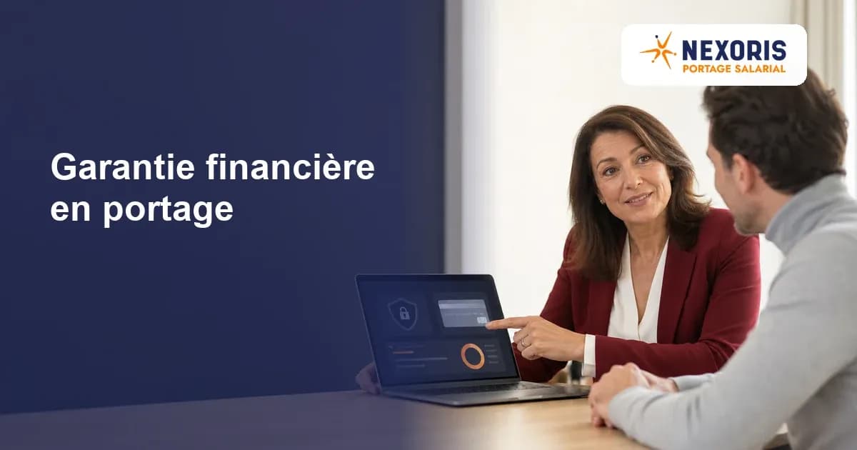 Conseillère présentant les garanties financières du portage salarial sur ordinateur.