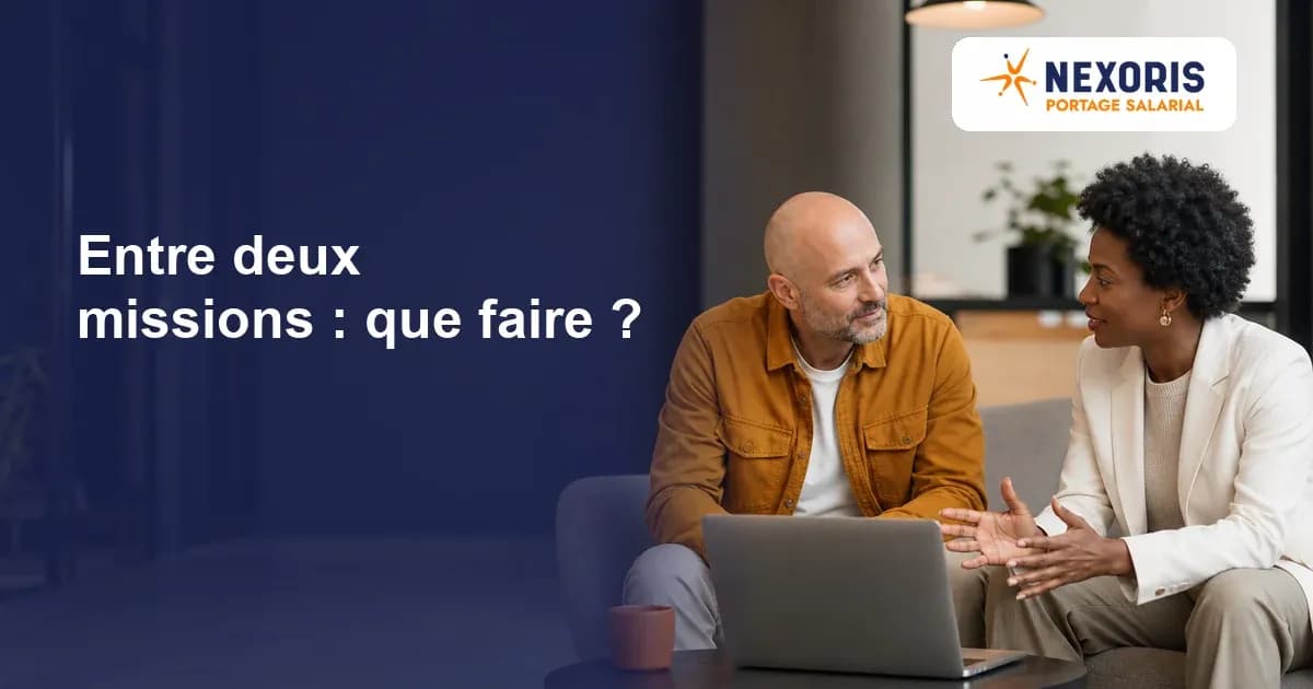 Consultant et conseillère échangeant entre deux missions de portage salarial.