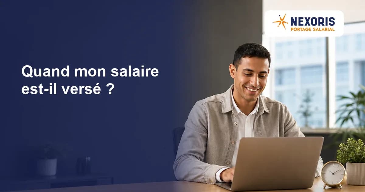 Jeune consultant maghrébin imberbe consultant le calendrier de paie sur son ordinateur en portage salarial.