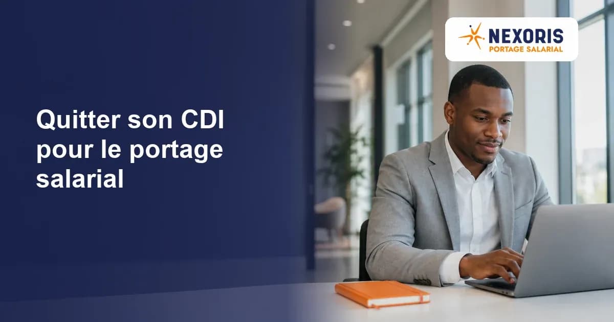 Consultant travaillant sur son ordinateur pour préparer son passage du CDI au portage salarial.